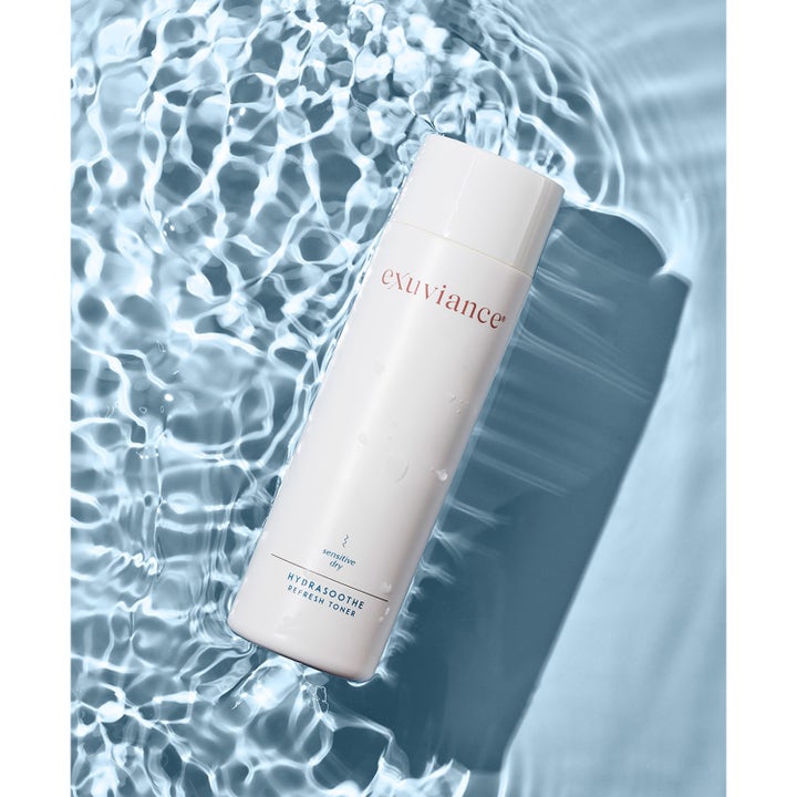 Exuviance HydraSoothe Refresh Toner 200 ml beroligende ansiktsvann i hvit flaske plassert i svalt blått vann