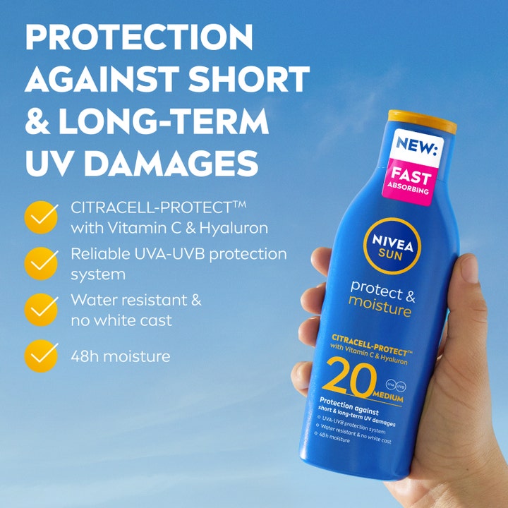 NIVEA Protect & Moisture Sun Lotion SPF20 200 ml fuktighetsgivende solkrem i blå flaske holdes mot en klar blå himmel.