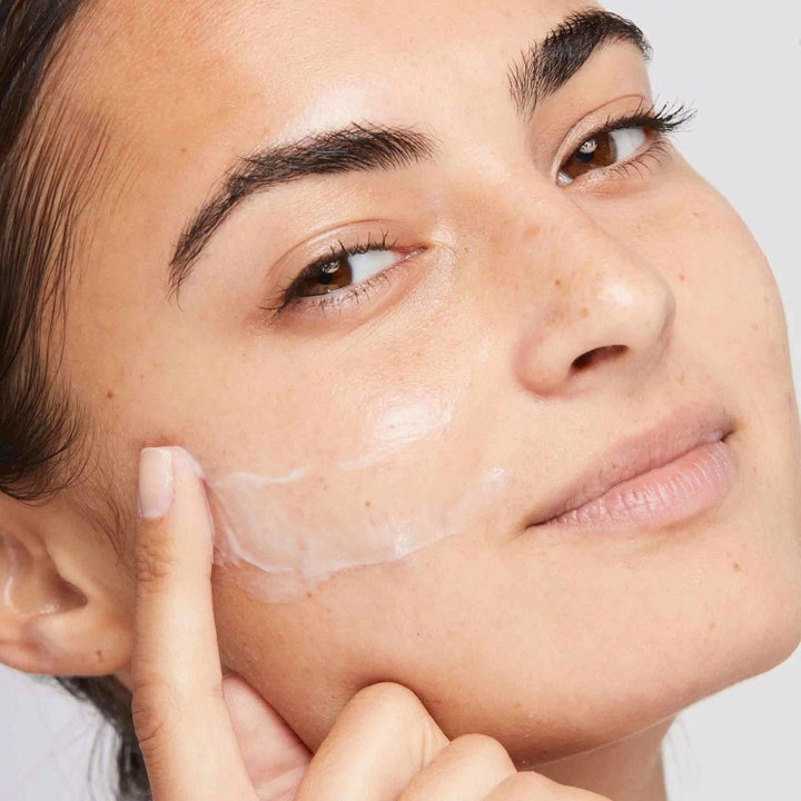 Dermalogica Active Moist 100 ml fuktighetsgivende dagkrem påføres huden med en lett og hvit konsistens.