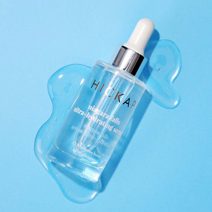 Hickap Niagara Falls Ultra-Hydrating Serum 30 ml fuktighetsserum i glassflaske med pipette på lyseblå bakgrunn.