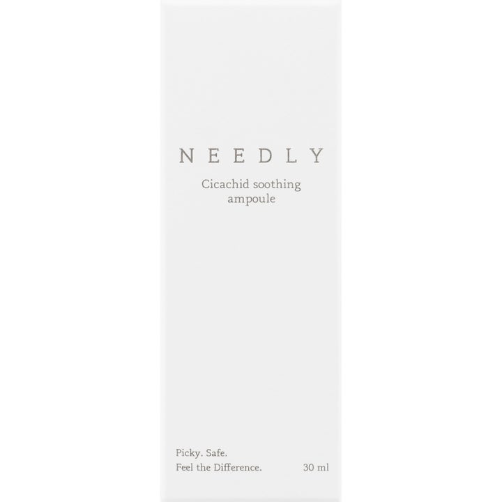 NEEDLY Cicachid Soothing Ampoule 30 ml beroligende ansiktsserum i en hvit minimalistisk eske