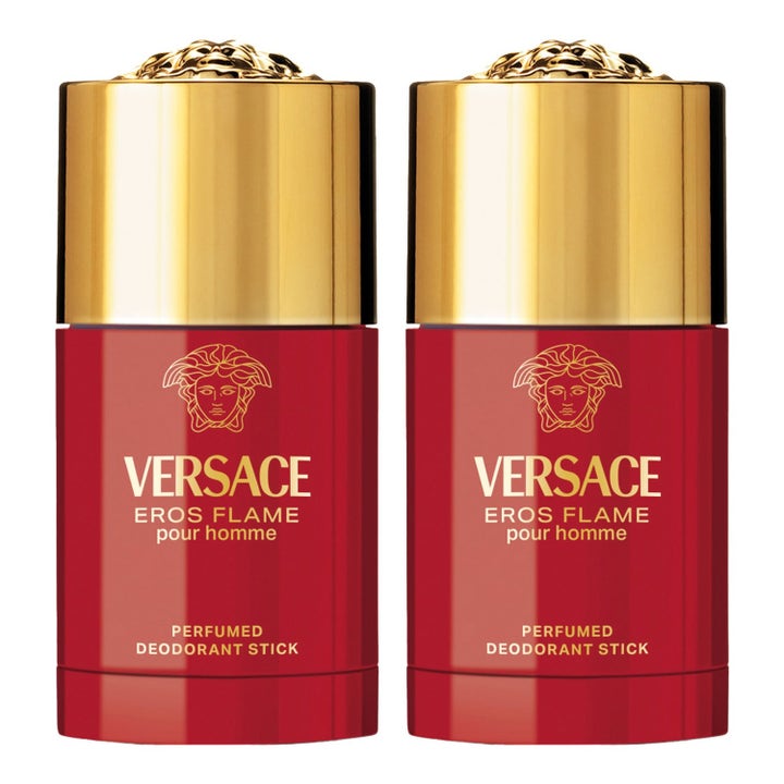 Versace Eros Flame Deodorant Stick gir en krydret duft i to røde beholdere med luksuriøse gullfargede lokk.