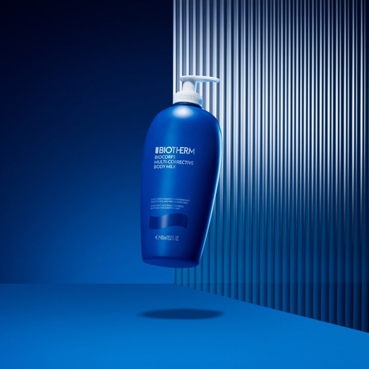 Biotherm Biocorps Multi-Corrective Body Milk 400 ml fuktighetsgivende kroppslotion i blå pumpeflaske mot riflet bakgrunn