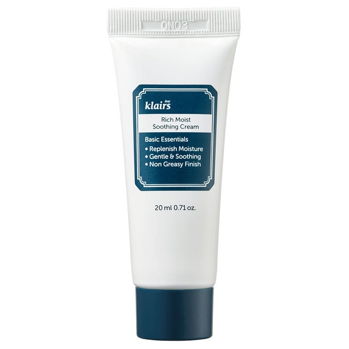 Klairs Rich Moist Soothing Cream 20 ml beroligende ansiktskrem i hvit tube med mørkeblå etikett og lokk.