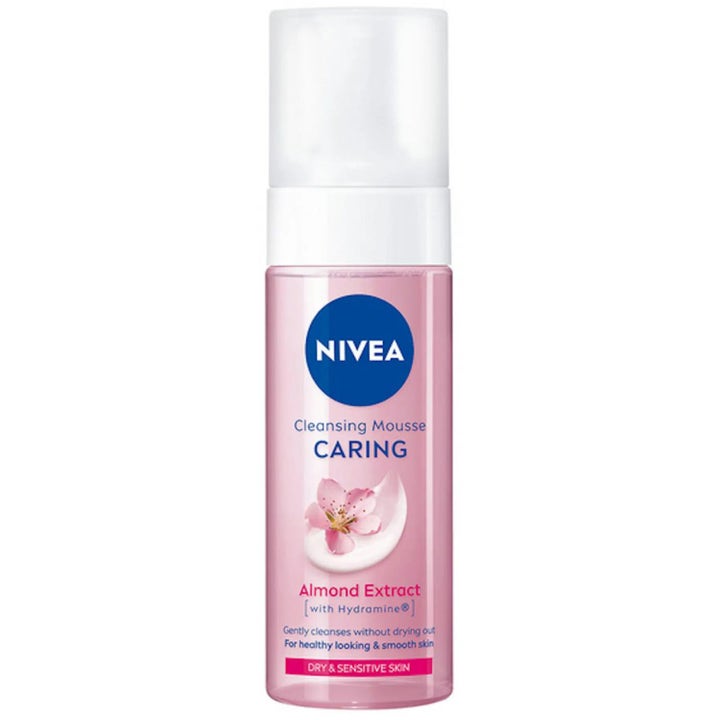 Nivea Cleansing Mousse Caring beroligende ansiktsrens for tørr hud i rosa pumpeflaske med mandelekstrakt