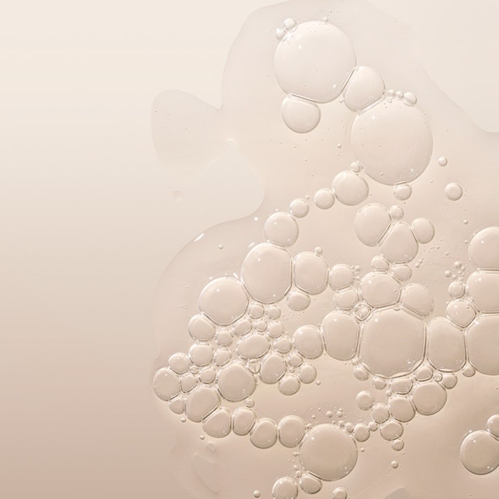 Babor Ampoule SOS Calming 14 ml beroligende serum med en klar flytende tekstur og gjennomsiktige bobler.