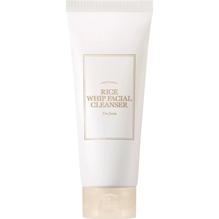 I'm from Rice Whip Facial Cleanser 150ml ansiktsrens som gir glød i hvit tube med beige kork og gullskrift.