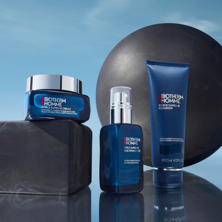 Biotherm Homme Force Supreme Blue Serum 30 ml antialdrende serum i blå glassflaske ved siden av krem og ansiktsrens.