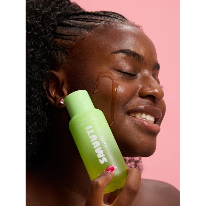 Smuuti Skin Pear Balance Toner 130 ml fuktighetsgivende ansiktsvann påføres smilende kvinne med mørk hud