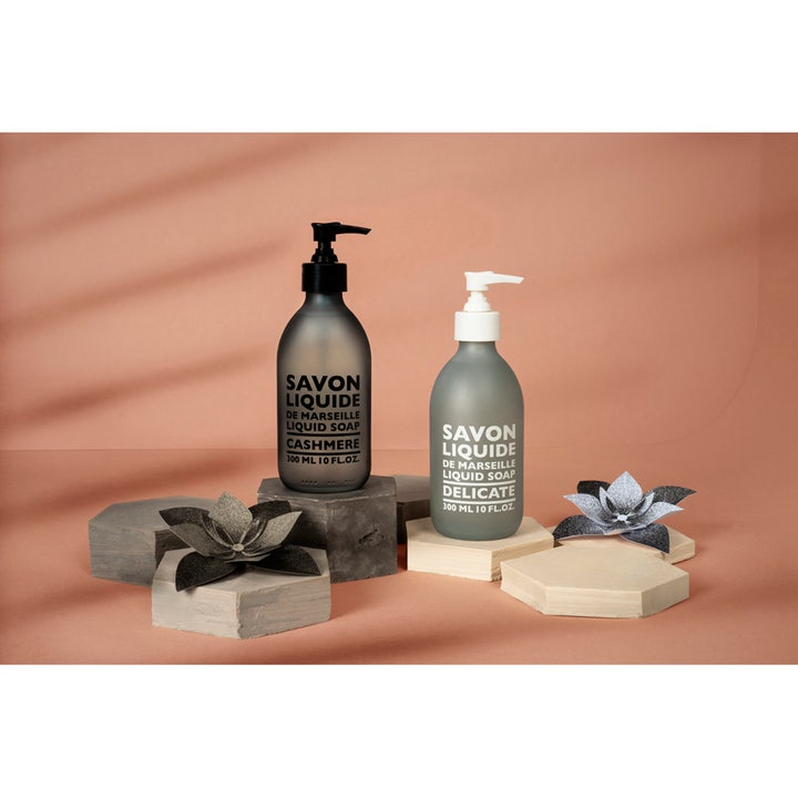 Compagnie de Provence Liquid Marseille Soap Cashmere 300 ml handtvål i frostet glassflaske på dekorative sokler
