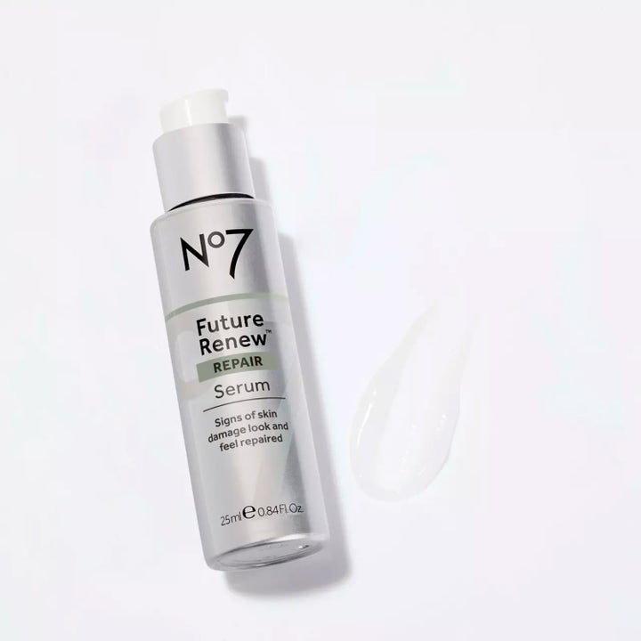 No7 Future Renew Repair Serum 25 ml reparerende ansiktsserum i sølvfarget pumpeflaske med synlig hvit tekstur