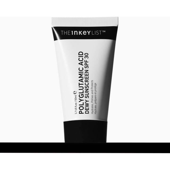 The INKEY List Polyglutamic Acid Dewy Sunscreen SPF30 50 ml hvit tube med kremet tekstur på gul base