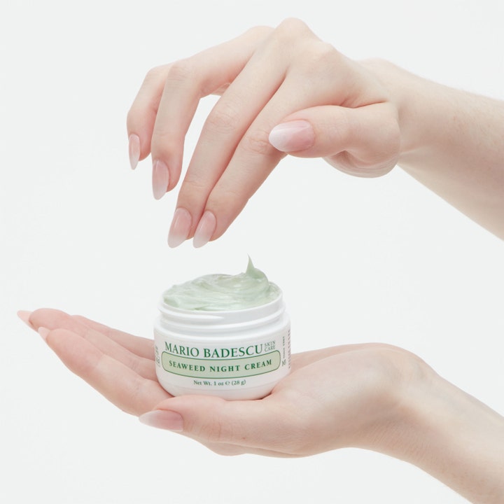 Mario Badescu Seaweed Night Cream 29 ml nattkrem i hvit krukke som viser den lysegrønne, fyldige kremen i hendene.