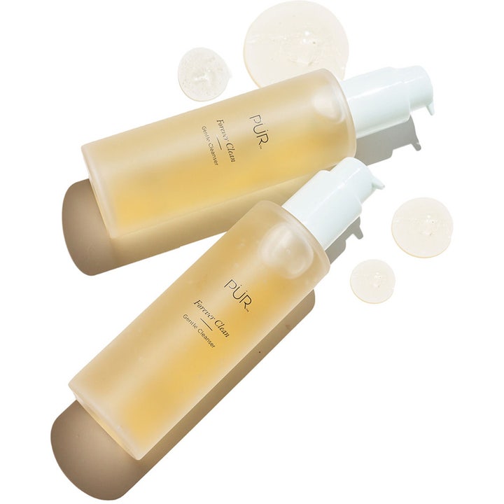 PÜR Forever Clean Gentle Cleanser 150 ml ansiktsrengjøring i frostet flaske med pumpe og dråper av geltekstur.