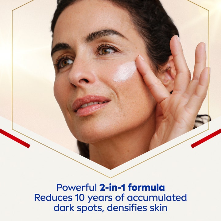 NIVEA LUMINOUS 630 Anti-Age & Dark-Spot Serum 30 ml mot pigmentflekker påføres som hvit krem på en kvinnes kinn