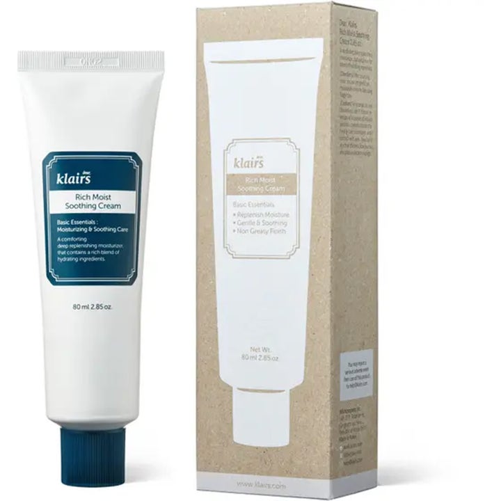 Klairs Rich Moist Soothing Cream 80 ml fuktighetskrem i hvit tube ved siden av beige ytteremballasje
