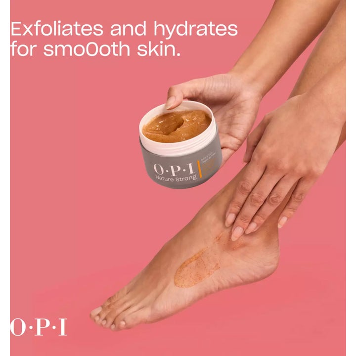 OPI Nature Strong Smooth It Out Foot Scrub 250 ml fotskrubb i krukke med kornete tekstur som påføres for myk hud.