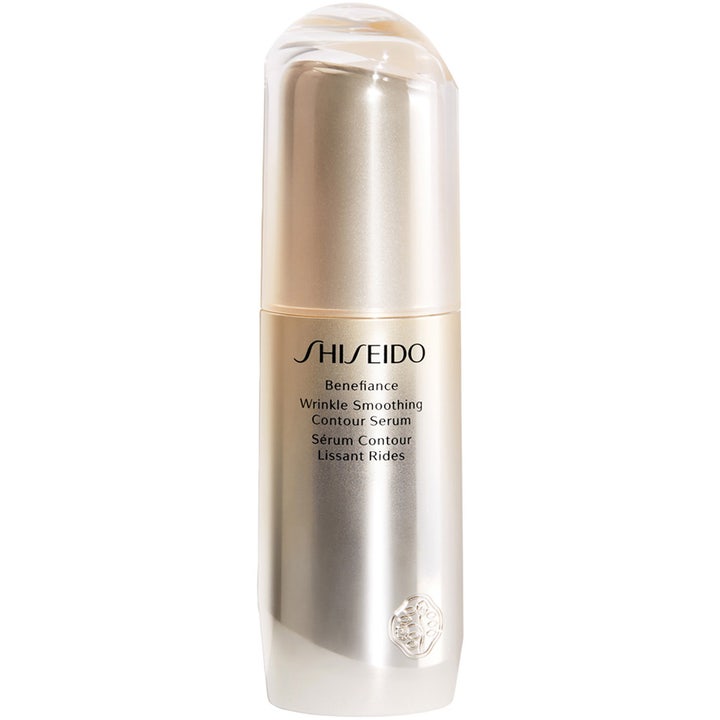Shiseido Benefiance Wrinkle Smoothing Contour Serum rynkeutjevnende ansiktsserum i en elegant gullfarget pumpeflaske