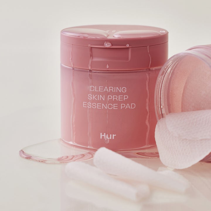 House of Hur Clearing Skin Prep Essence Pad 140 ml rensende ansiktsvann i rosa krukke dekket av vanndråper