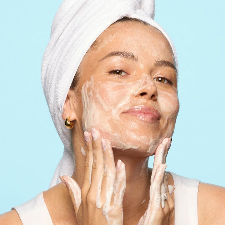 Hickap Dream Barrier Cream Cleanser 125 ml ansiktsrens påført som et kremet skum i ansiktet for ren hud.