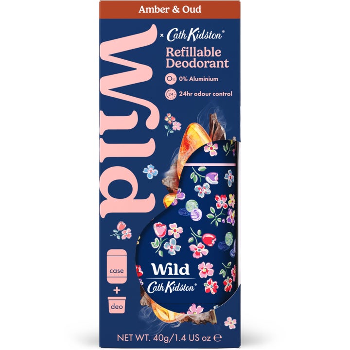 Wild Deo Stick Amber & Oud 40 g refillbar deodorant i mørkeblå eske med blomstermønster og 24 timers luktkontroll