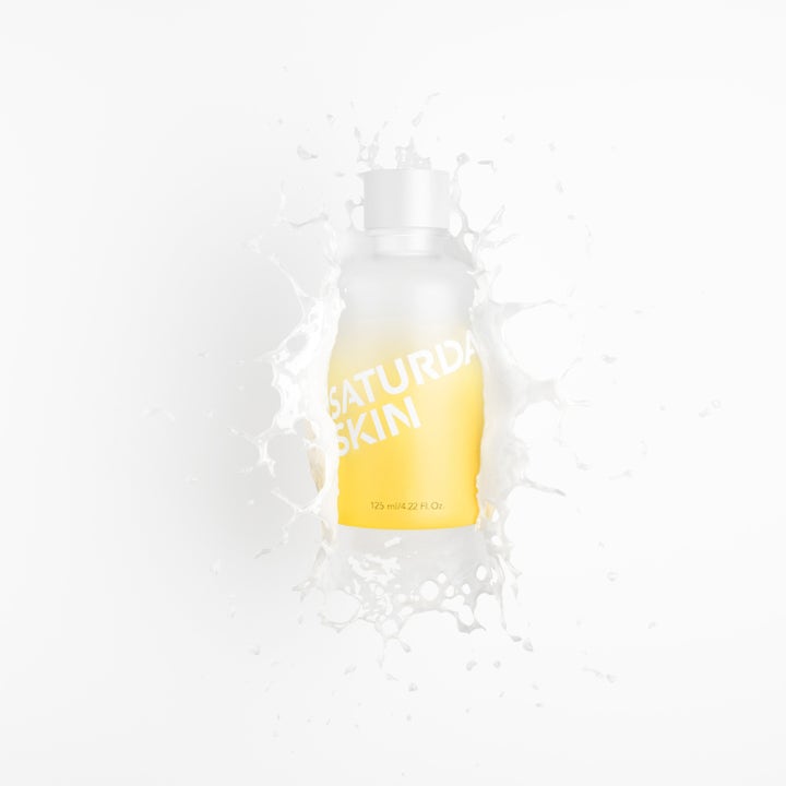 Saturday Skin Yuzu Vitamin C Brightening Toner 125 ml i frostet flaske med energigivende væskesprut