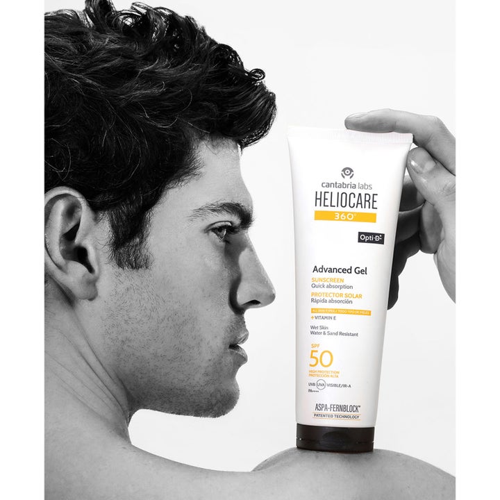 Heliocare Advanced Gel SPF 50 250 ml solkrem i hvit tube som balanseres på en manns skulder