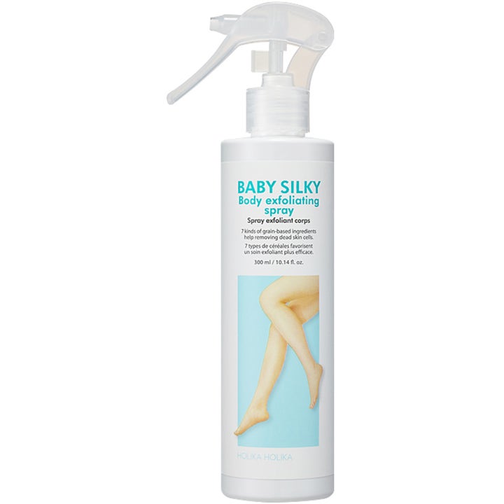 Holika Holika Baby Silky Body Exfoliating Spray 300 ml fjerner døde hudceller i en hvit sprayflaske.