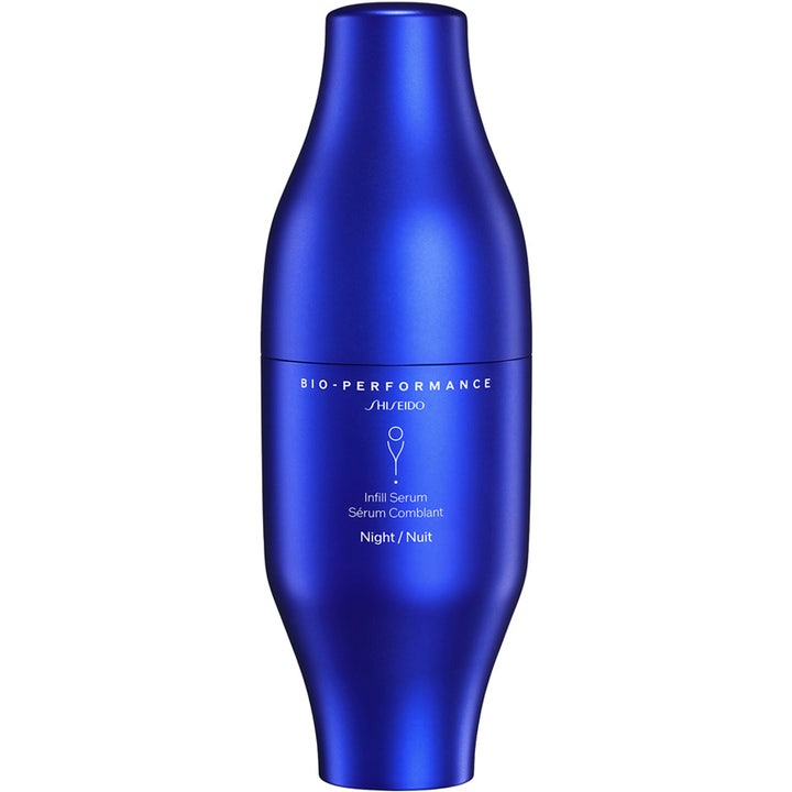 Shiseido Bio-Performance Skin Filler 30 ml nattserum i en elegant kurvet blå flaske som gir fuktighet