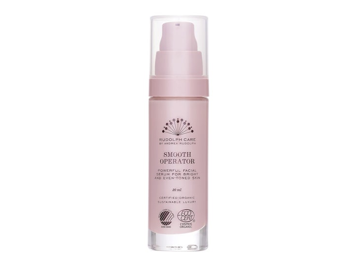 Rudolph Care Smooth Operator 30 ml ansiktsserum for glød og jevn hudtone i lyserosa pumpeflaske med gjennomsiktig lokk.