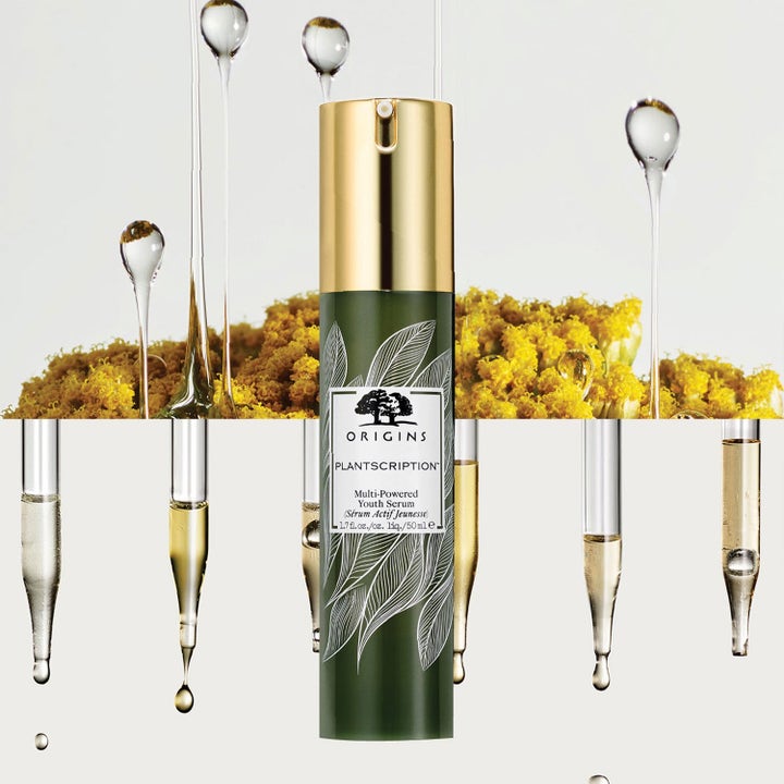 Origins Treatment Duo 100 ml anti-age serum med niacinamid i grønn flaske med gullkork omgitt av gule blomster