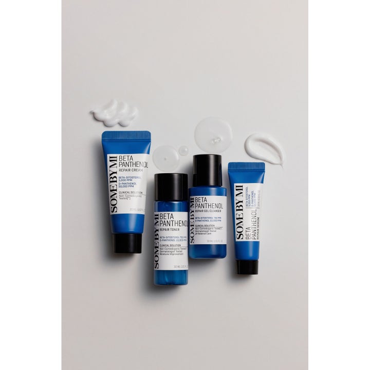 Some By Mi Beta Panthenol Repairs Starter Kit 90 ml barrierebyggende hudpleiesett i blått med kremteksturer.