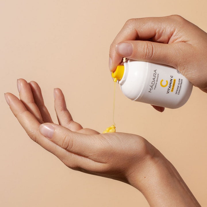 MÁDARA Vitamin C Intense Glow Concentrate 30 ml ansiktsserum gir glød og har en gul tekstur som pumpes ut i hånden
