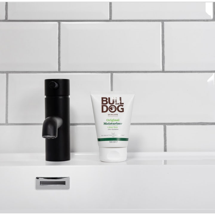 Bulldog Original Moisturiser 100 ml fuktighetskrem på hvit baderomshylle ved siden av en moderne sort kran