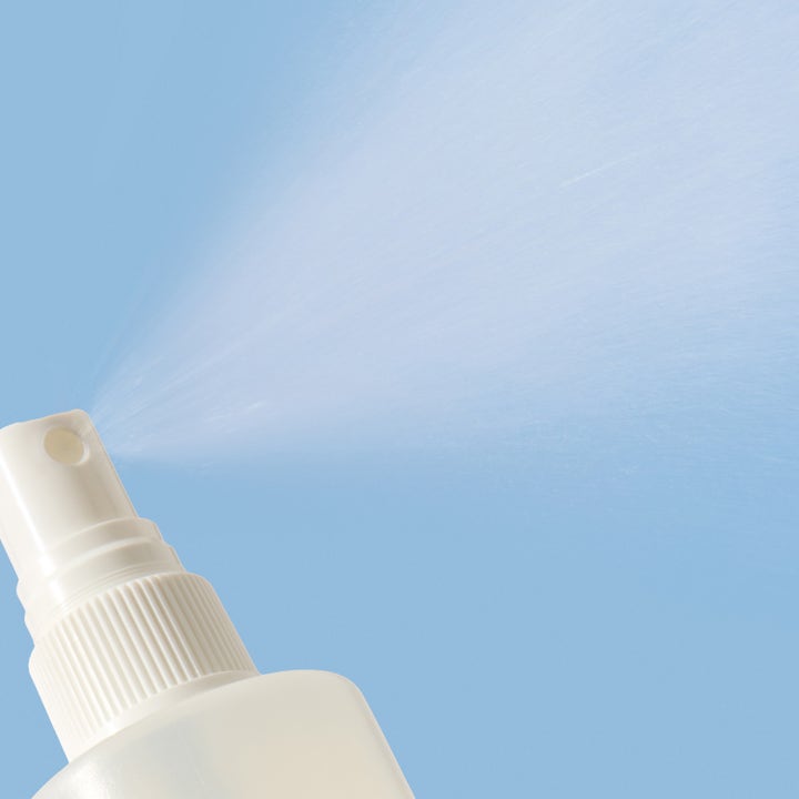 Mario Badescu Back And Body Clarifying Spray 236 ml som gir en fin mist fra den hvite sprayflasken.