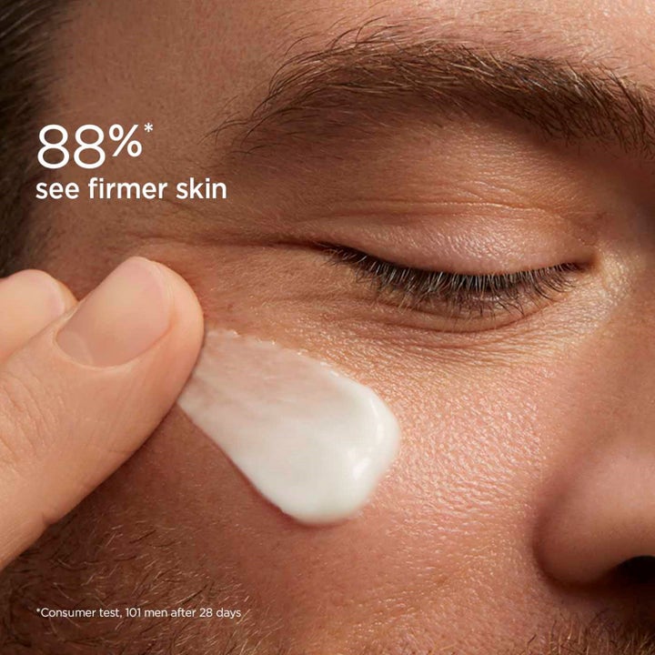 Clarins Men Wrinkle-Smoothing & Firming Care 50 ml krem påføres mannens kinn med teksten 88% see firmer skin.