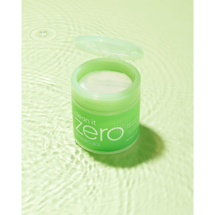 Banila Co Clean It Zero Green Peel Toner Pad 70 stk eksfolierende toner i grønn krukke i vann med bølger