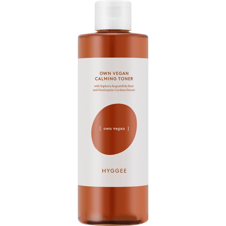 HYGGEE Own Vegan Calming Toner 250 ml beroligende ansiktsvann som gir ro i ravfarget flaske med hvit etikett