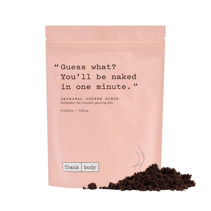 Frank Body Original Coffee Scrub 200g eksfolierende kroppsskrubb i ferskenfarget pose med mørk kaffegrut