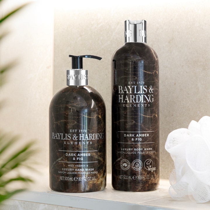 Baylis & Harding Elements Dark Amber & Fig 500 ml i marmormønstret pumpeflaske ved siden av dusjsåpe