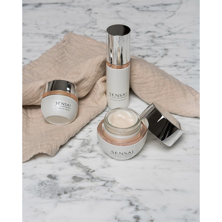 Sensai Cellular Performance Lifting Eye Cream 15 ml oppstrammende øyekrem viser kremet tekstur og krukker på marmor.