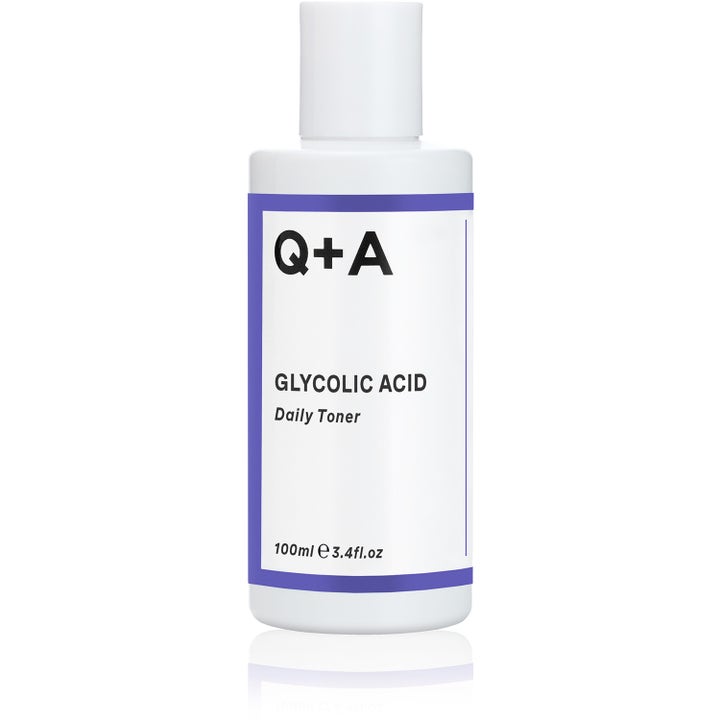 Q+A Glycolic Acid Daily Toner 100ml eksfolierende ansiktsvann i hvit plastflaske med lilla detaljer for ny glød
