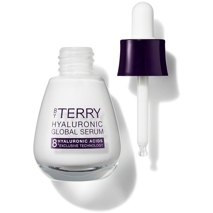 By Terry Hyaluronic Global Serum 30 ml hyaluronsyreserum i hvit glassflaske med lilla pipette og 8 hyaluronsyrer.