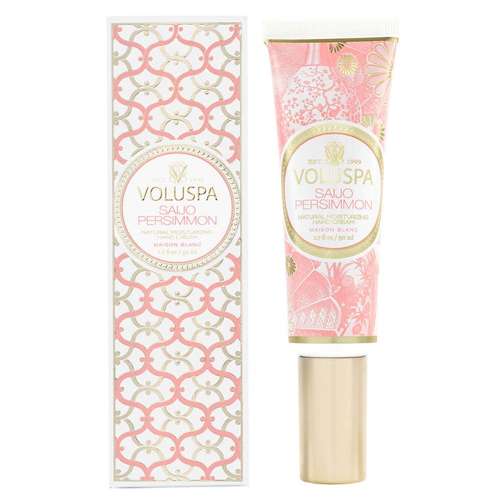 Voluspa Saijo Persimmon 50 ml fuktighetsgivende håndkrem på tube med gullkork og mønstret eske i rosa