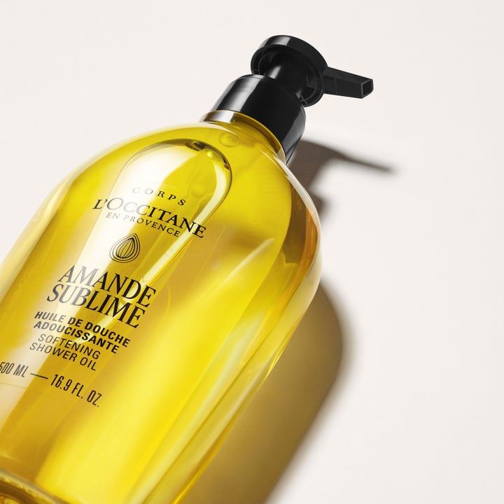 L'Occitane en Provence Almond Shower Oil 500 ml mykgjørende dusjolje i transparent flaske med svart pumpe og gyllen olje