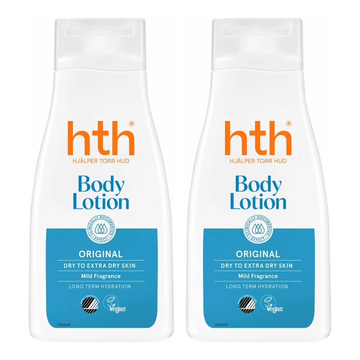 HTH Original Body Lotion 2-pakning fuktighetsgivende kroppskrem i to hvite flasker med oransje logo og Svanemerket