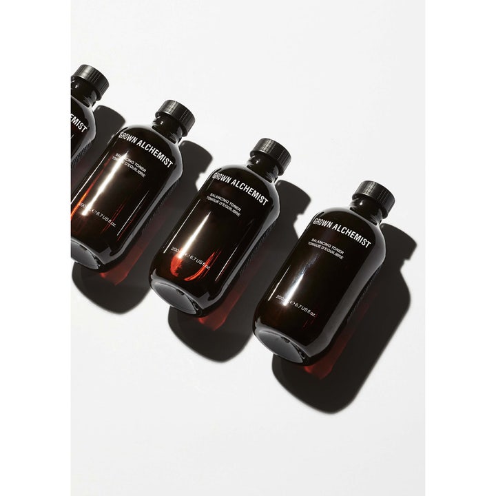 Grown Alchemist Balancing Toner 200 ml balanserende ansiktsvann i fire mørke glassflasker med sorte korker