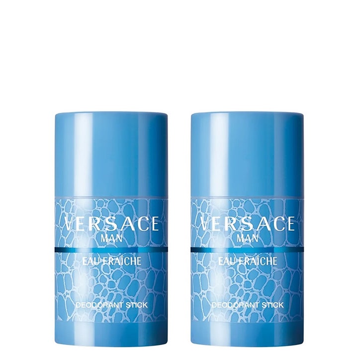Versace Man Eau Fraîche duo deodorant stick gir friskhet i to lyseblå hylser med dekorativt mønster.