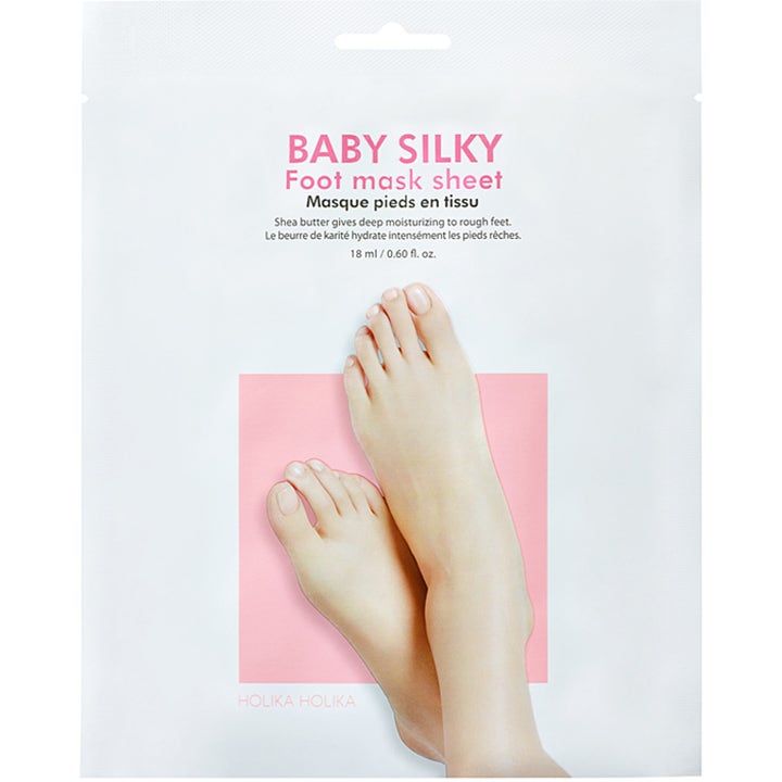 Holika Holika Baby Silky Foot Mask Sheet 18 ml pleiende fotmaske med sheasmør i hvit sachet med rosa tekst og føtter