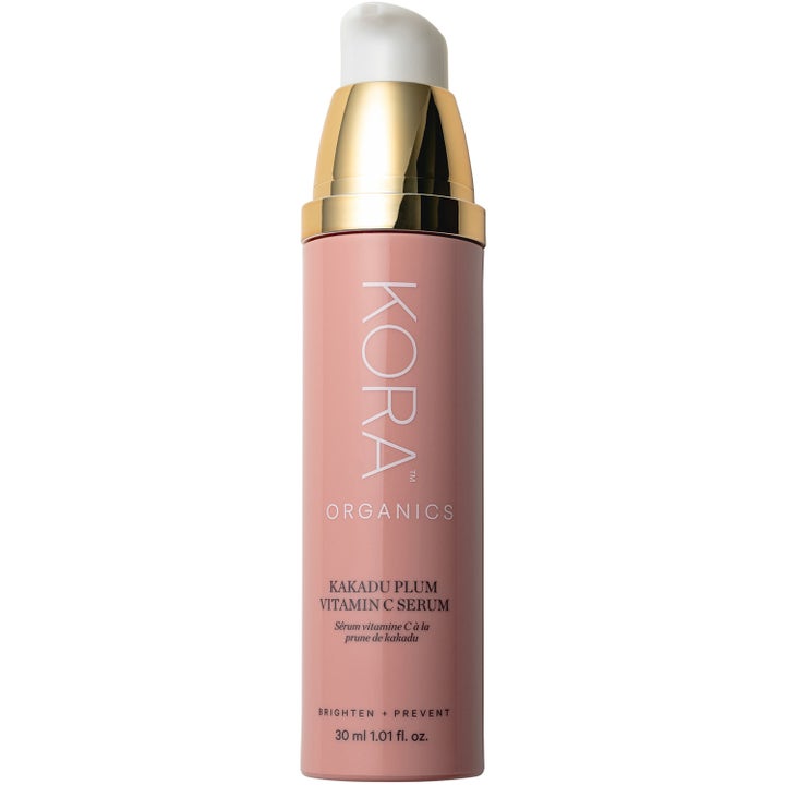 KORA Organics Kakadu Plum Vitamin C Serum 30 ml glødgivende ansiktsserum i rosa flaske med elegant gullfarget pumpe